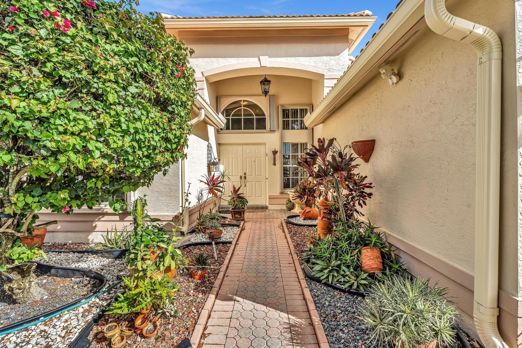 VALENCIA LAKES - Residential