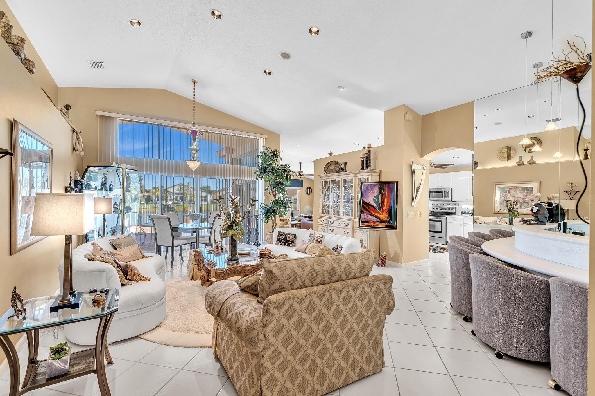 VALENCIA LAKES - Residential