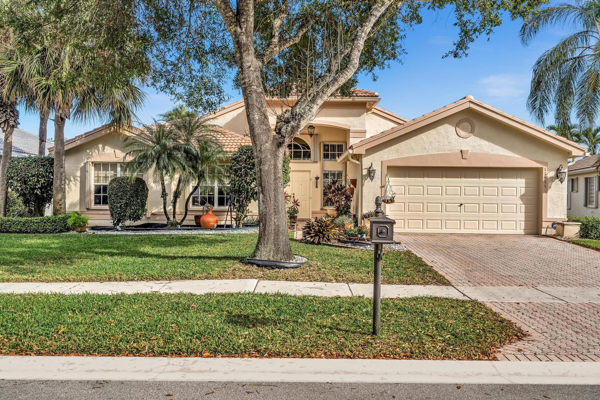 VALENCIA LAKES - Residential