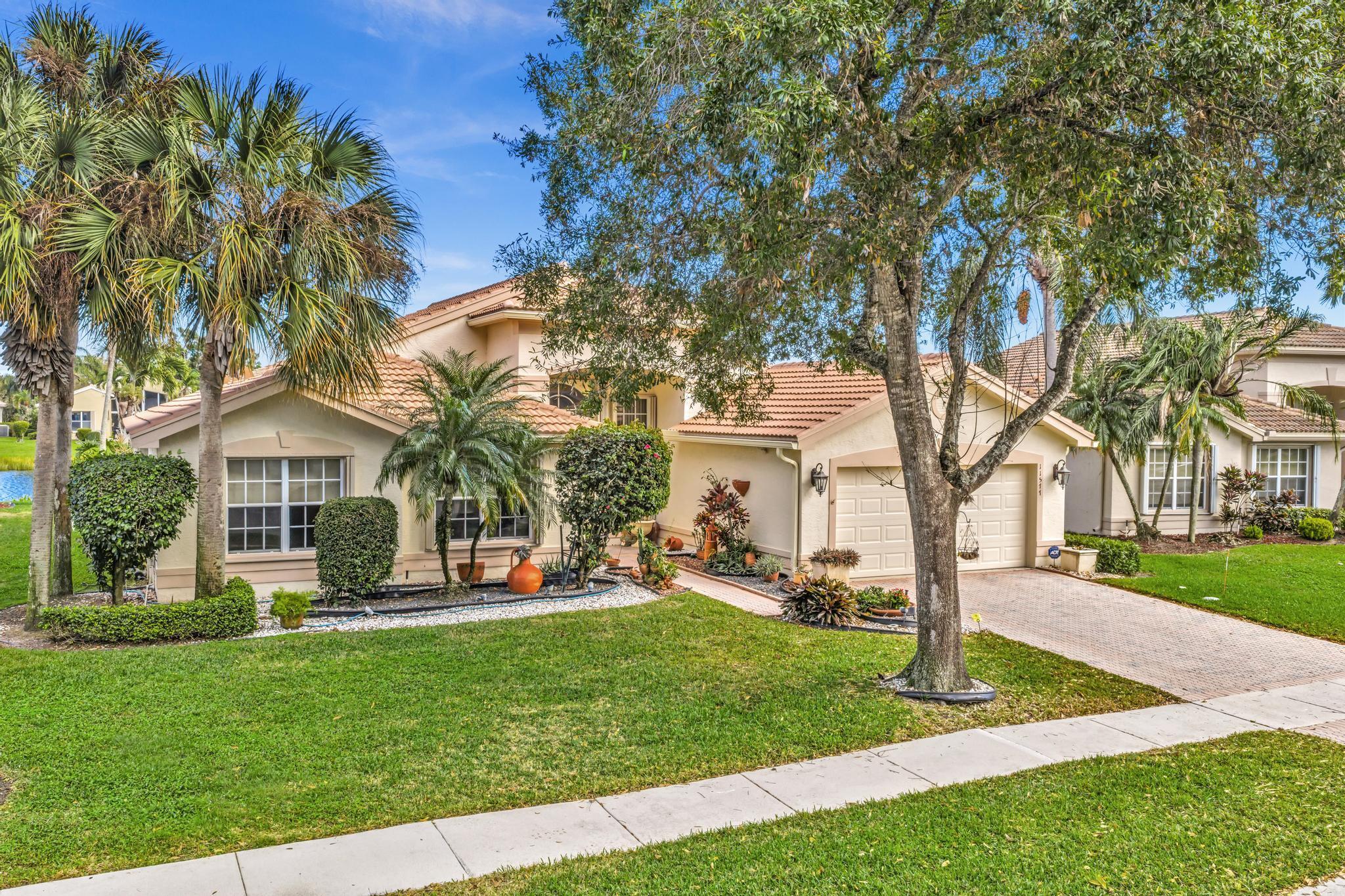 VALENCIA LAKES - Residential