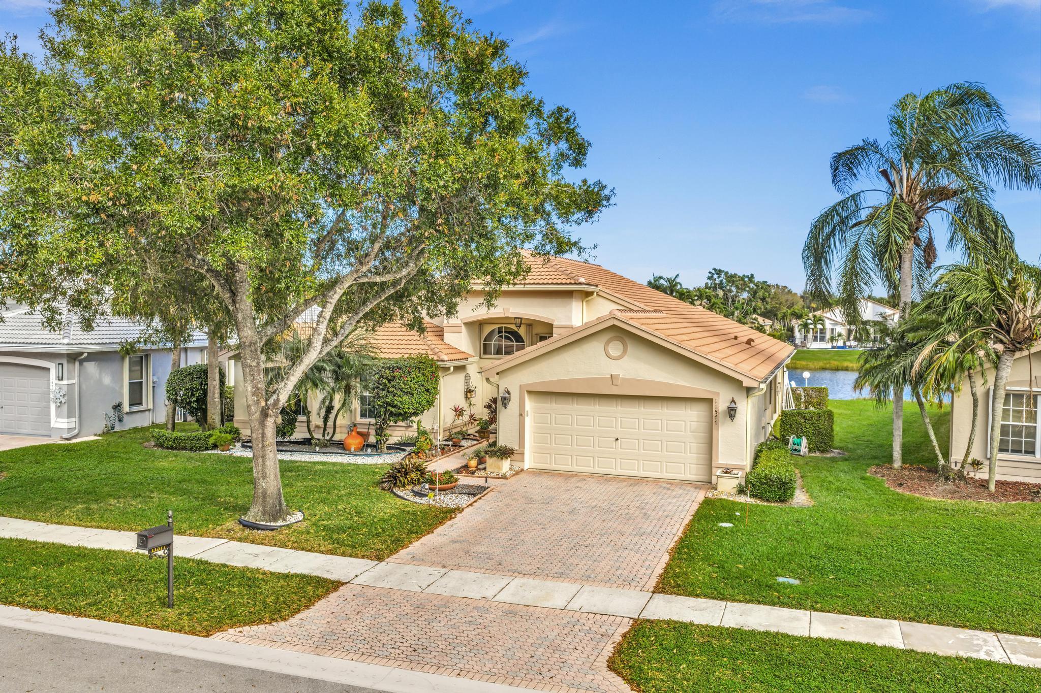 VALENCIA LAKES - Residential