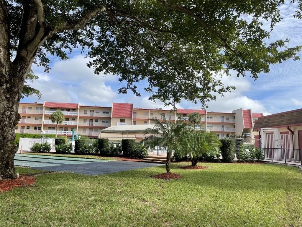 ORIOLE GOLF & TENNIS CLUB - Residential