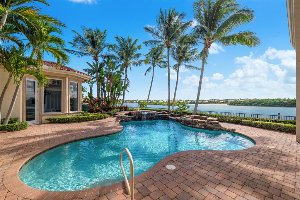 ADMIRALS COVE - Residential