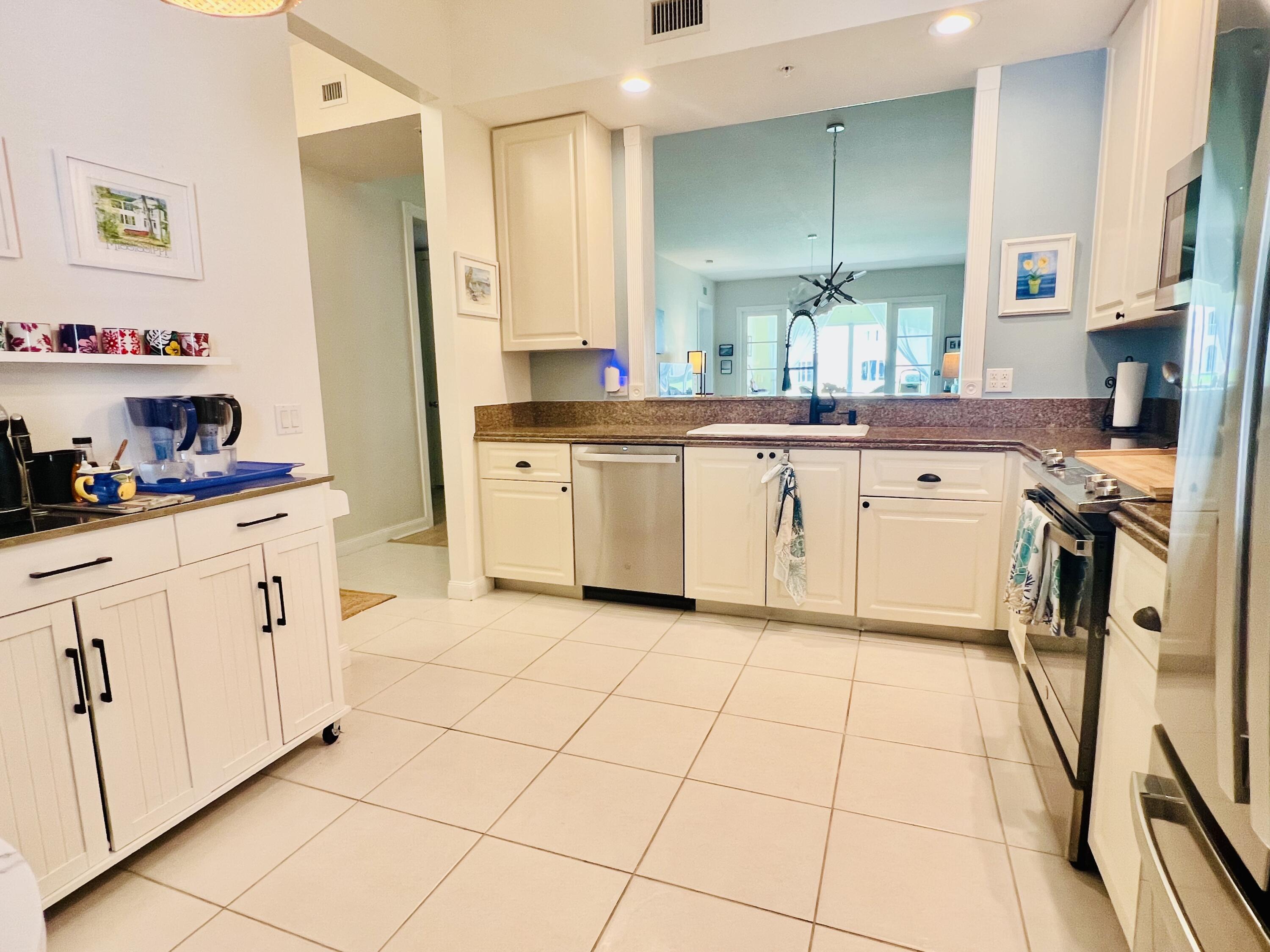 6 Harbour Isle Drive E 103