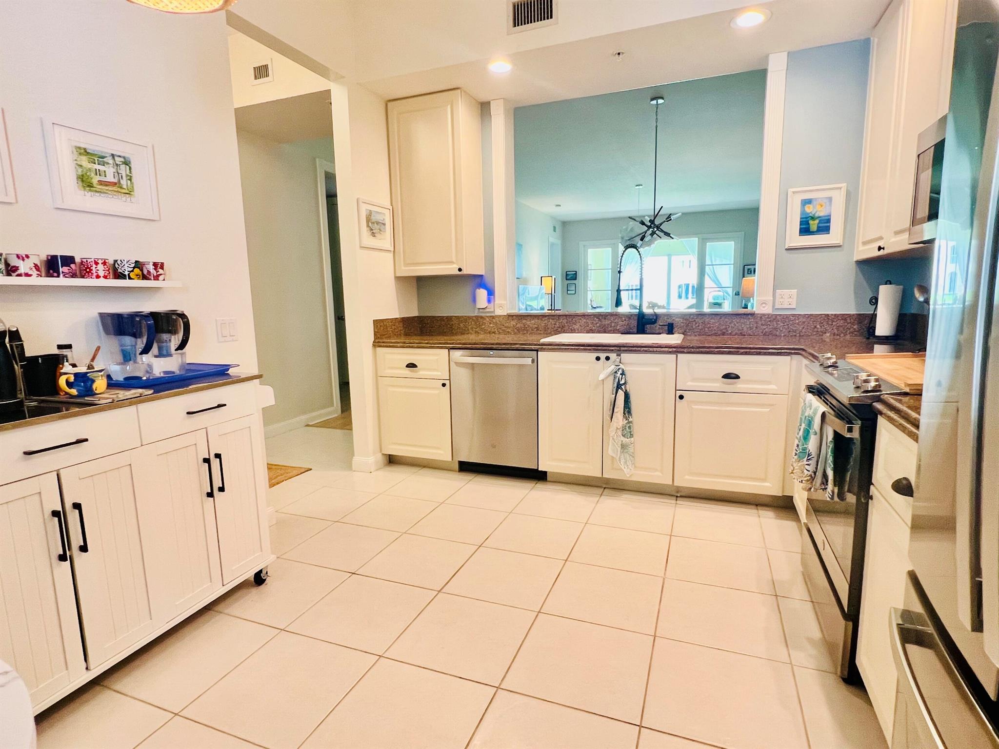 6 Harbour Isle Drive E 103