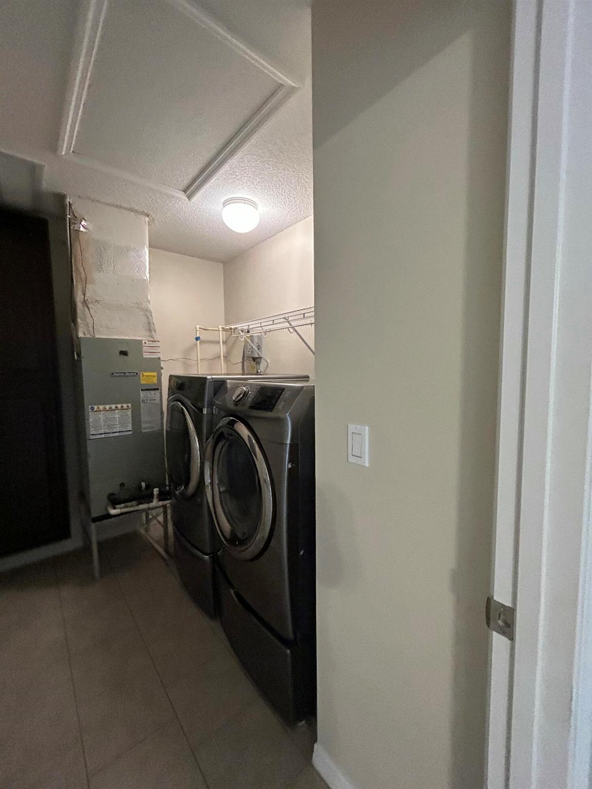 OAK LAKE VILLAS - Residential Lease