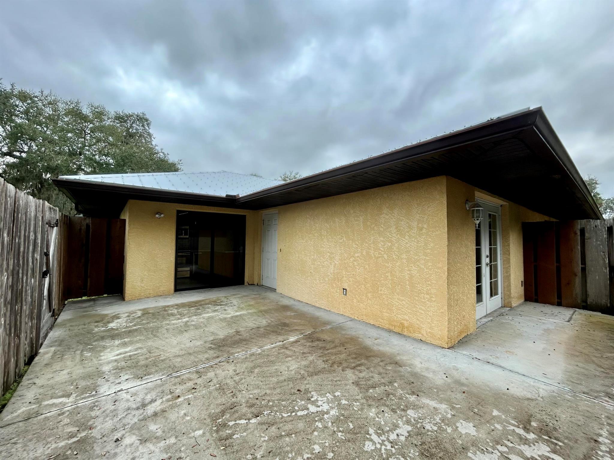 OAK LAKE VILLAS - Residential Lease