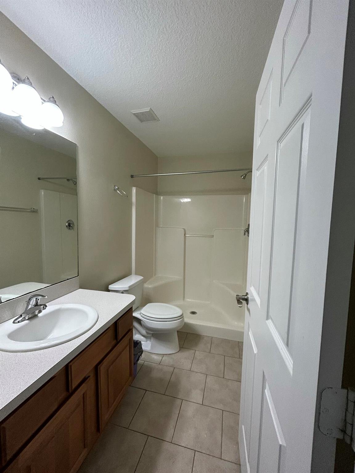 OAK LAKE VILLAS - Residential Lease