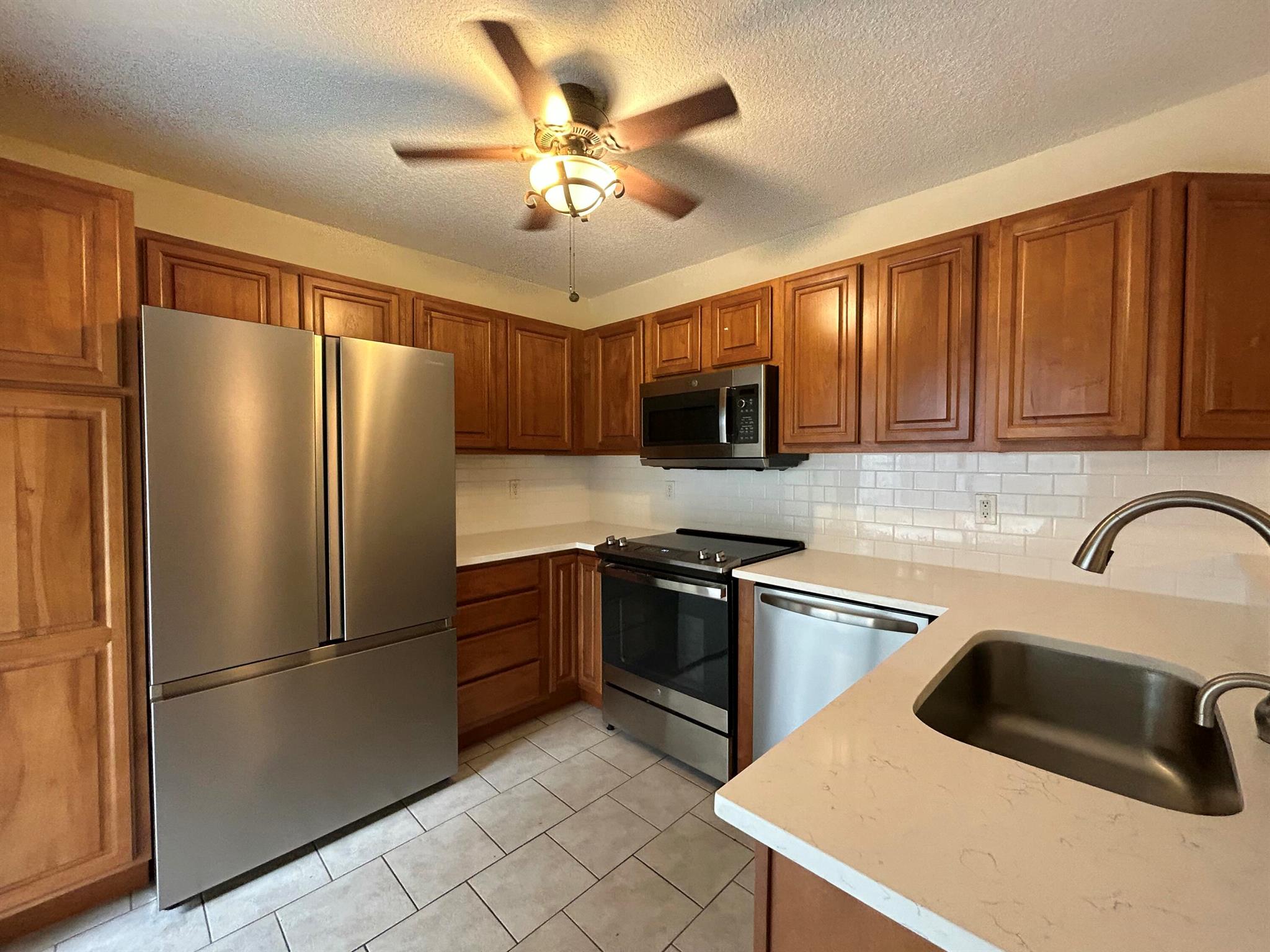 OAK LAKE VILLAS - Residential Lease