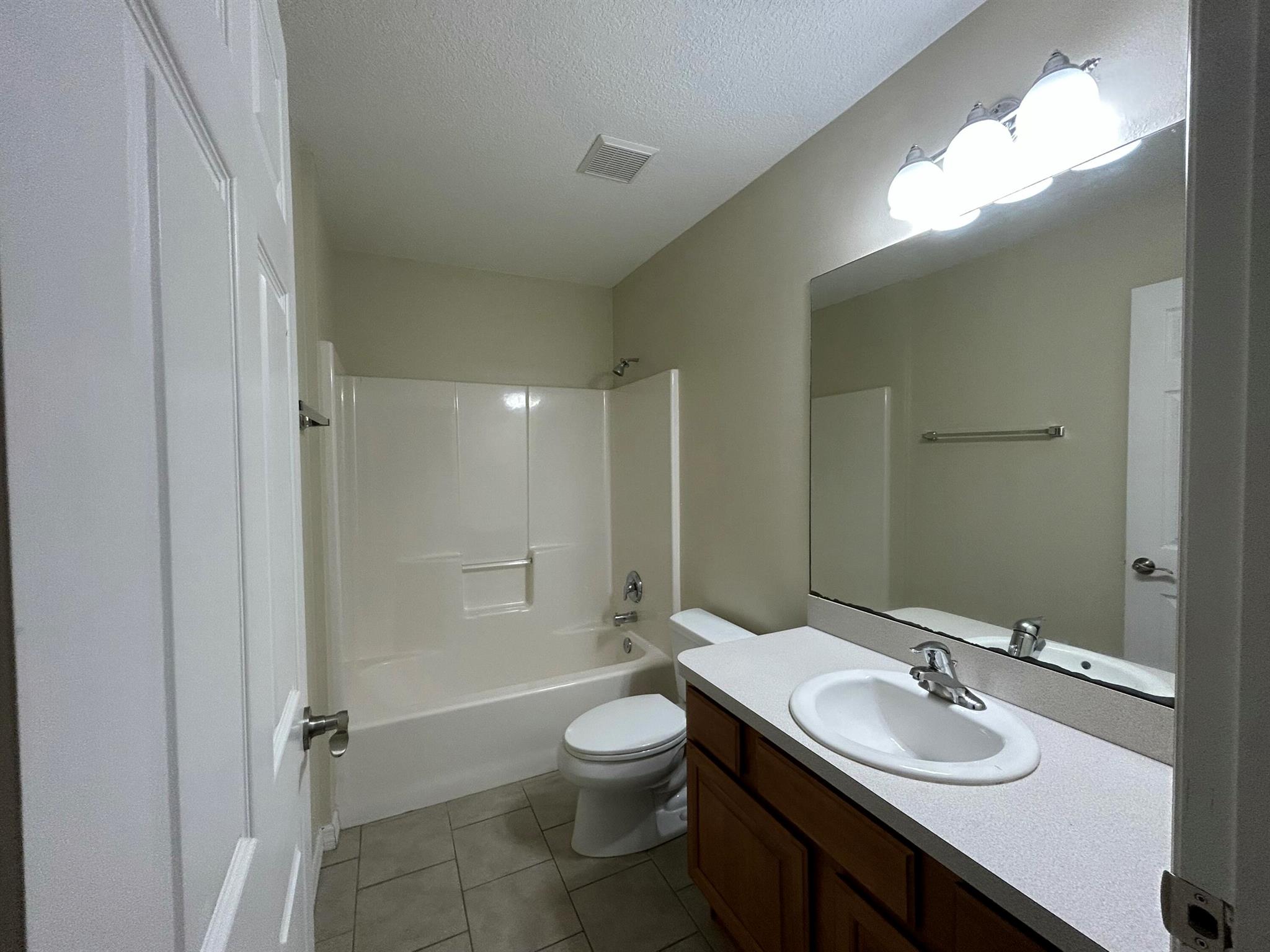 OAK LAKE VILLAS - Residential Lease