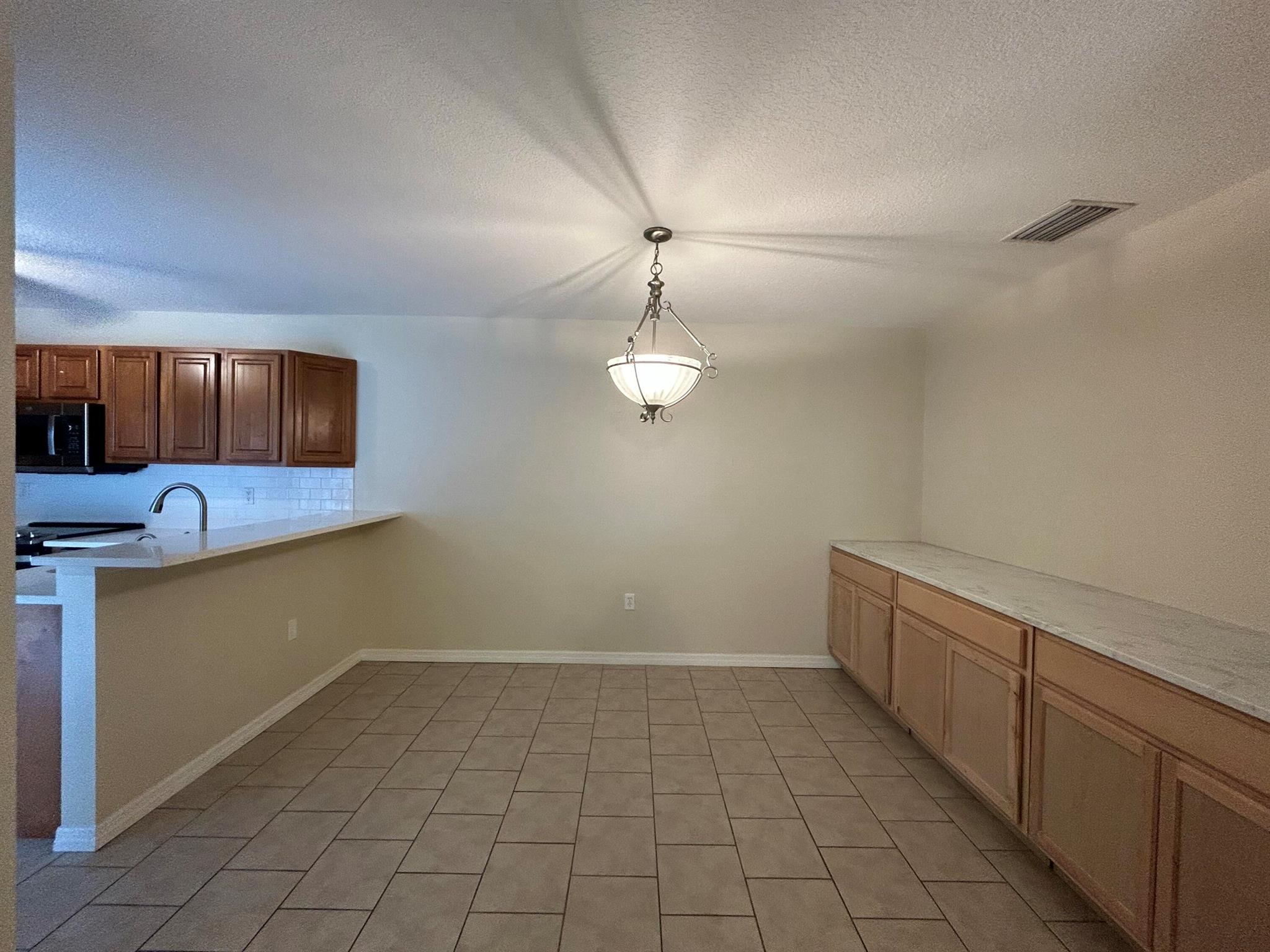 OAK LAKE VILLAS - Residential Lease