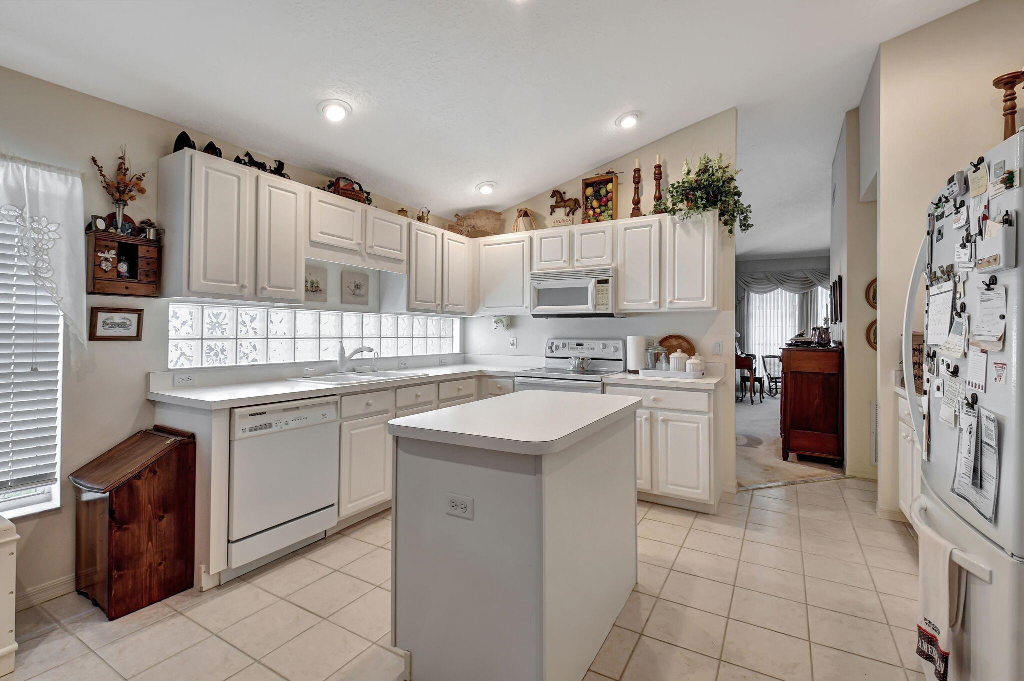 DELRAY LAKES - Residential