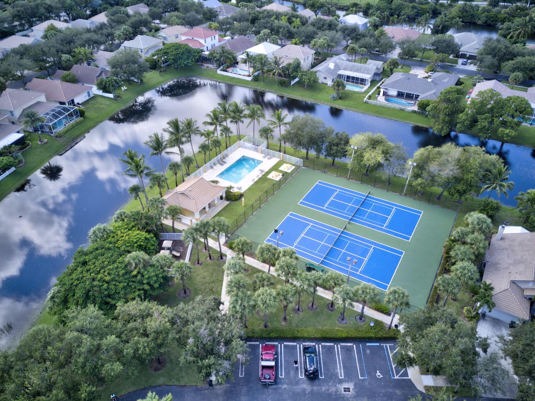 DELRAY LAKES - Residential