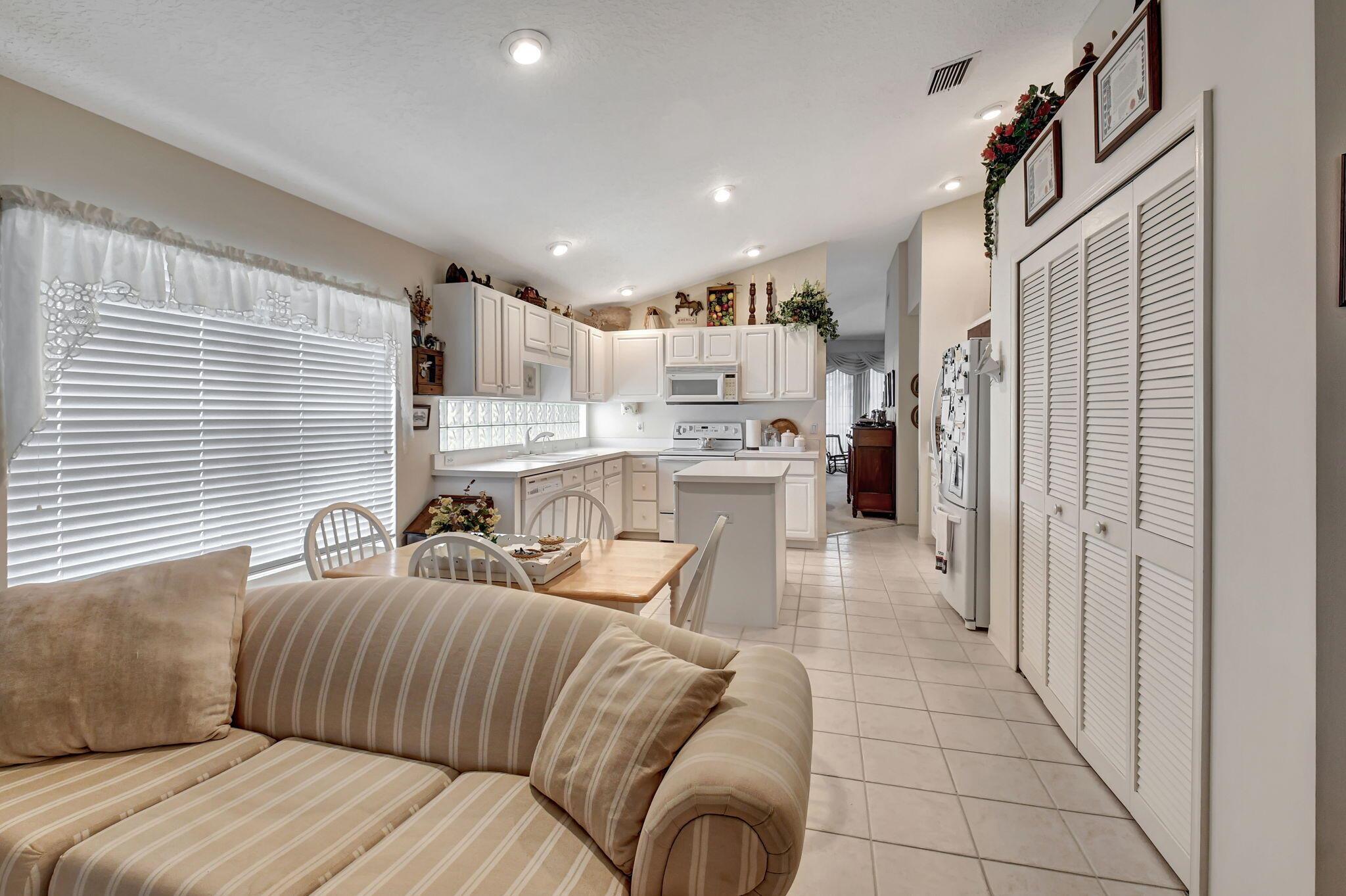 DELRAY LAKES - Residential