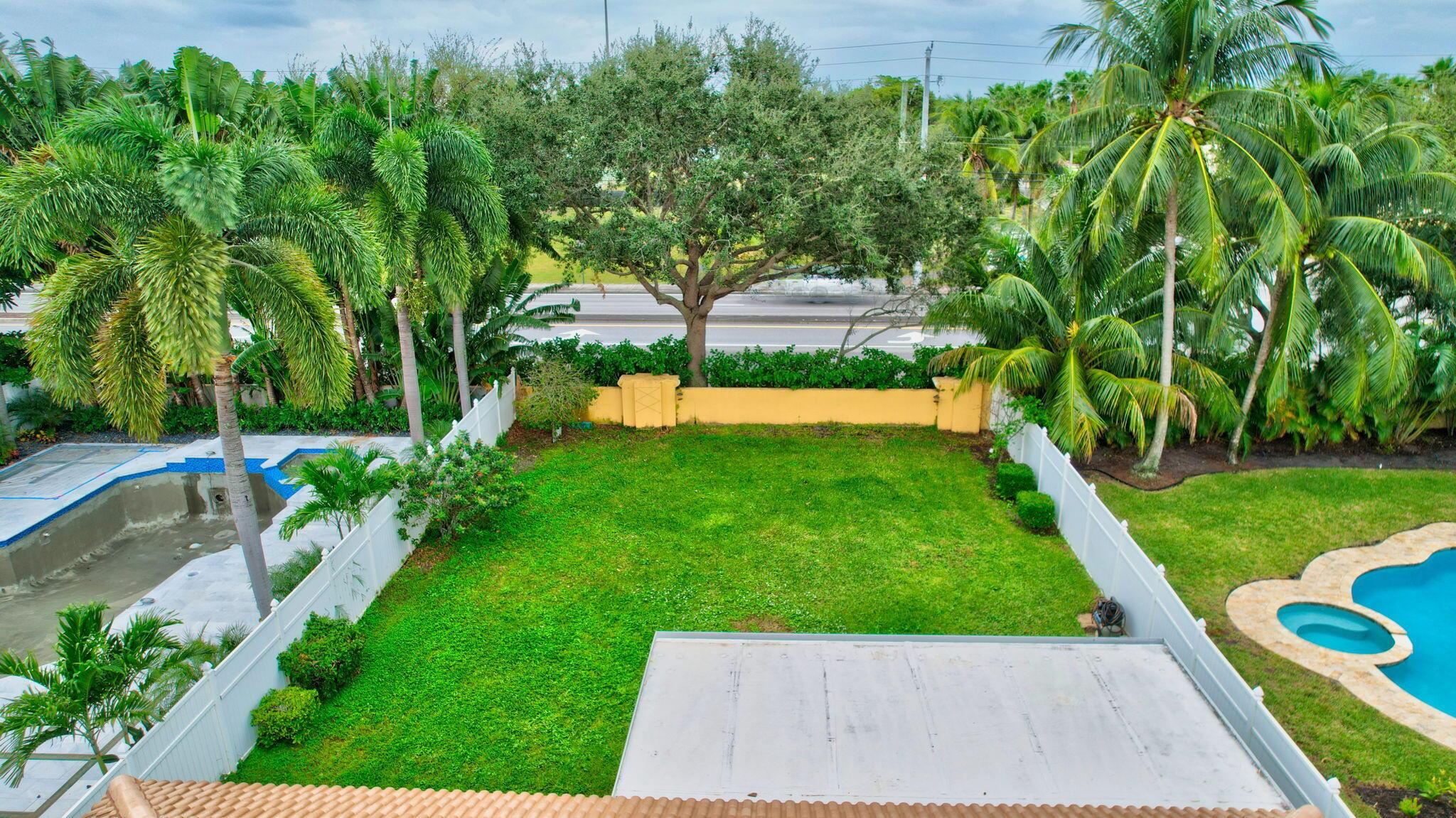 DELRAY LAKES - Residential