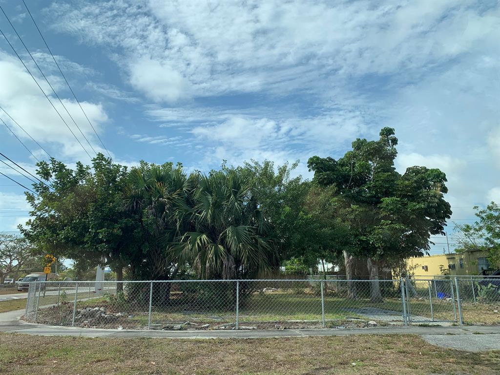 LOCATION, LOCATION, LOCATION! Cleared 0.1392 acre lot in the highly sought after West Palm Beach, FL. Minutes away from downtown shopping, I-95, the Turnpike, Palm Beach International Airport, bike trails, and beaches. Look no further! Build your dream home, set up a mobile home, or hold as an investment.