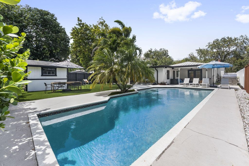 Photo of 606 SW 19th Street, Fort Lauderdale, FL 33315 (MLS # B26020079)