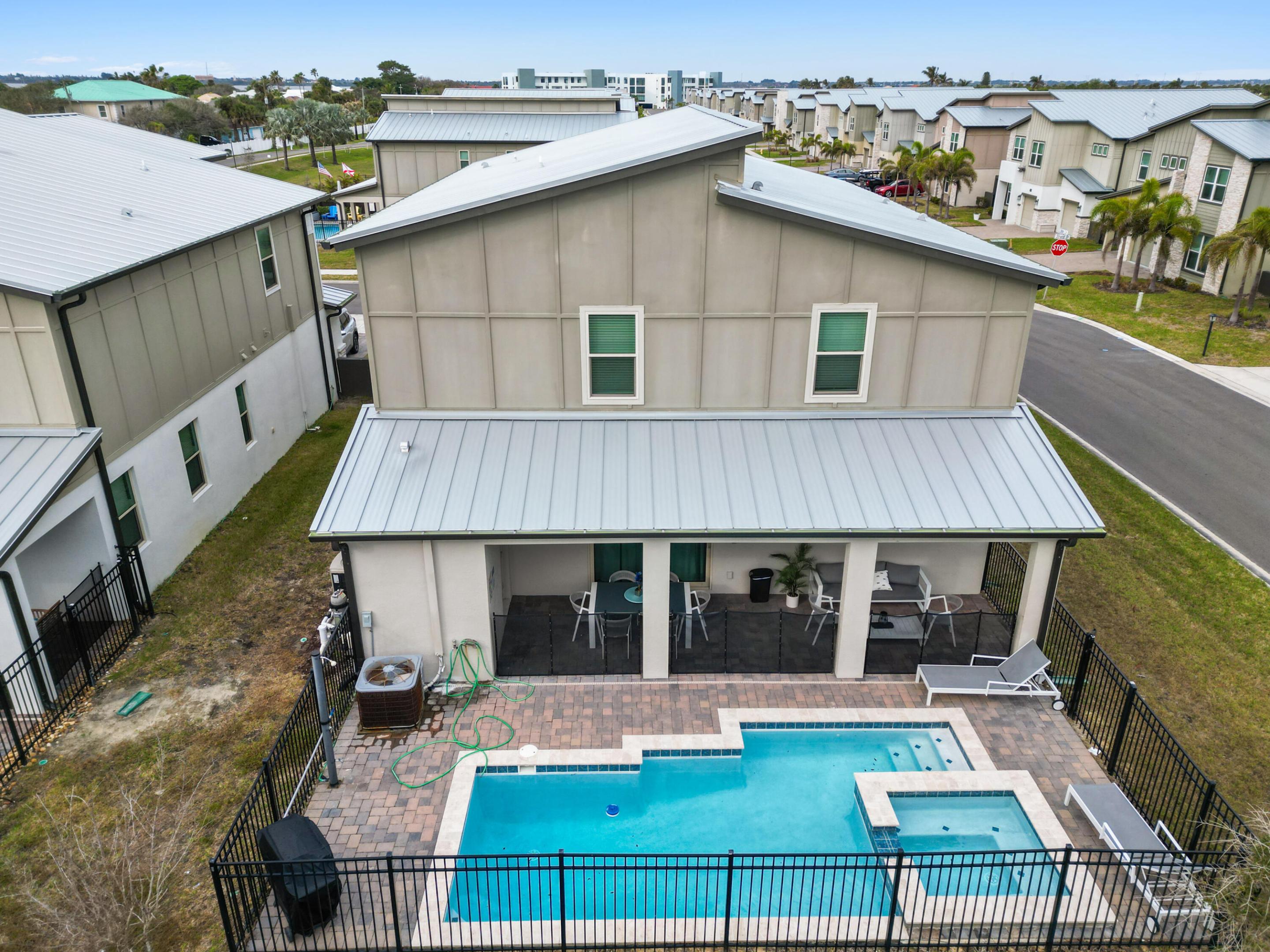 HARBOR ISLAND BEACH CLUB - Residential