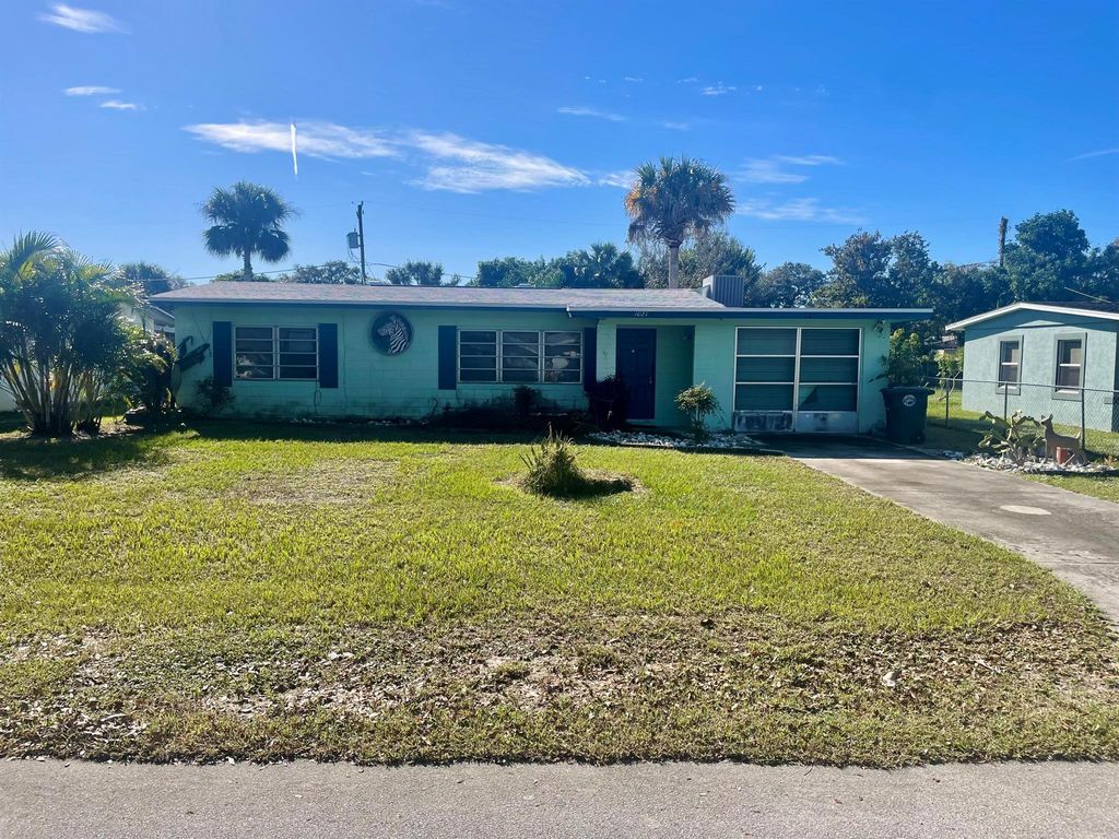 Photo of 1021 Gatewood Avenue, Fort Pierce, FL 34982 (MLS # R11047105)