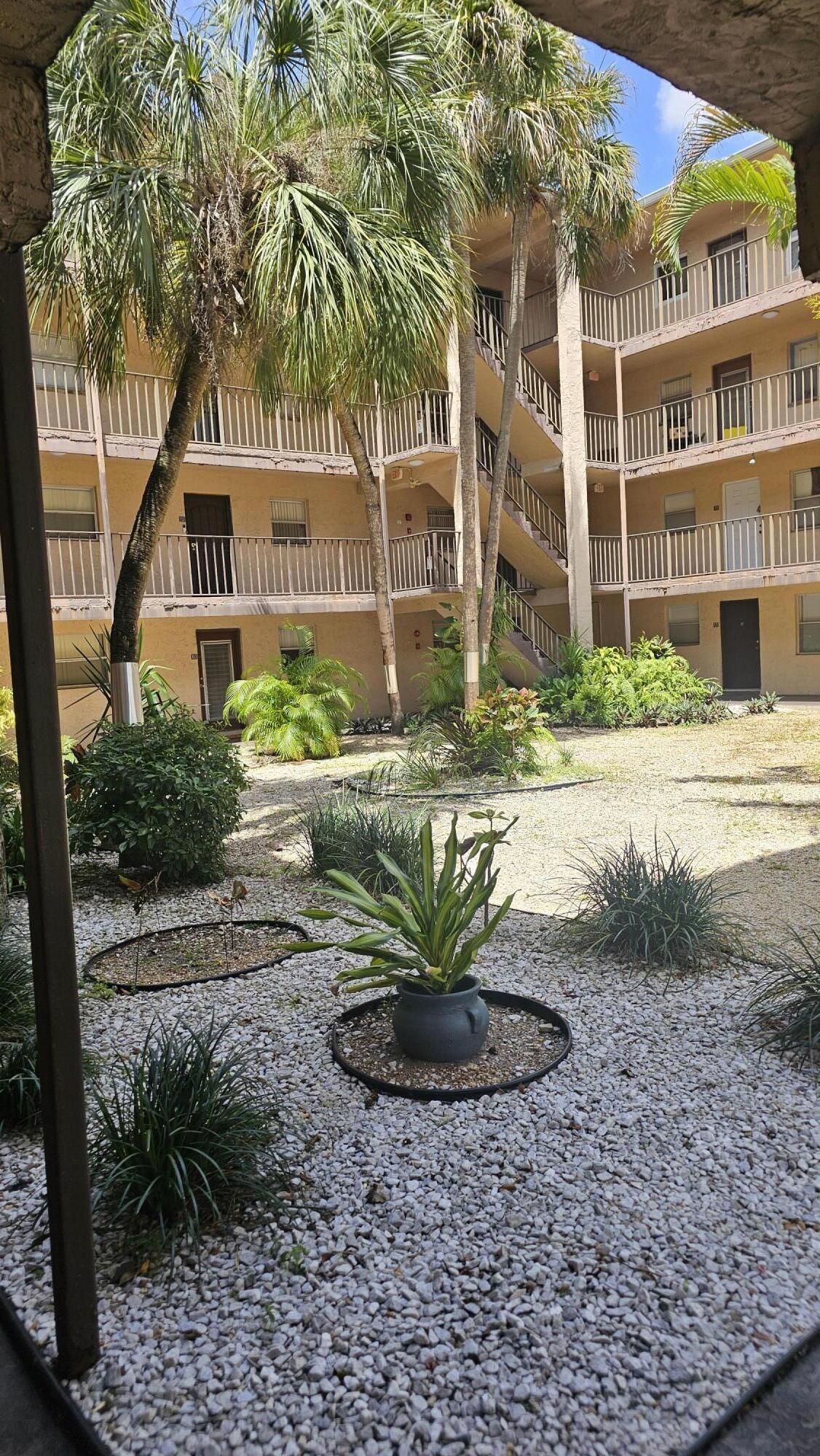 SOMERSET AT LAUDERDALE LAKES - Residential