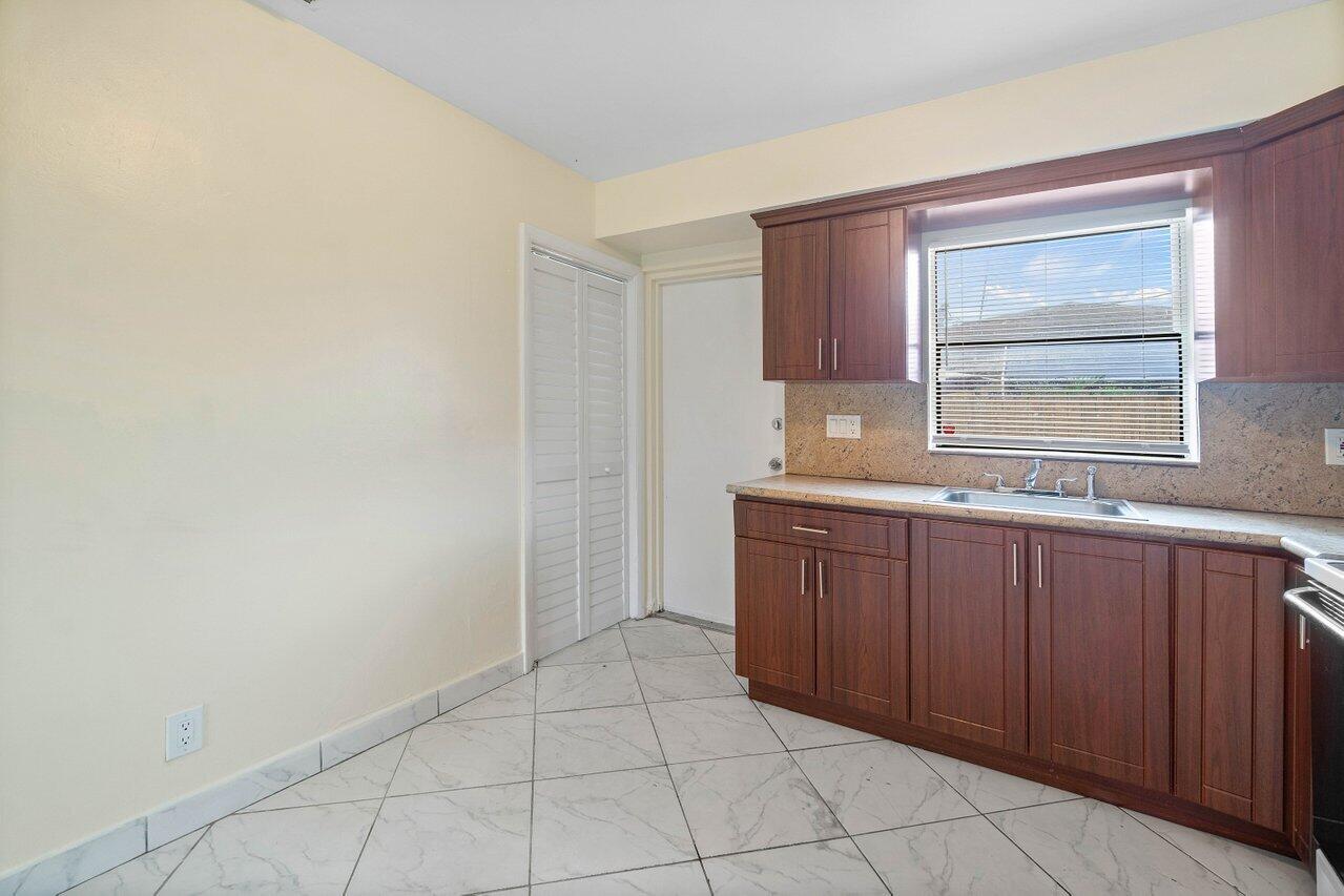 PALM BEACH FARMS CO 7 - Residential Lease