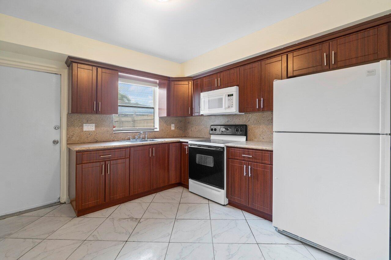 PALM BEACH FARMS CO 7 - Residential Lease