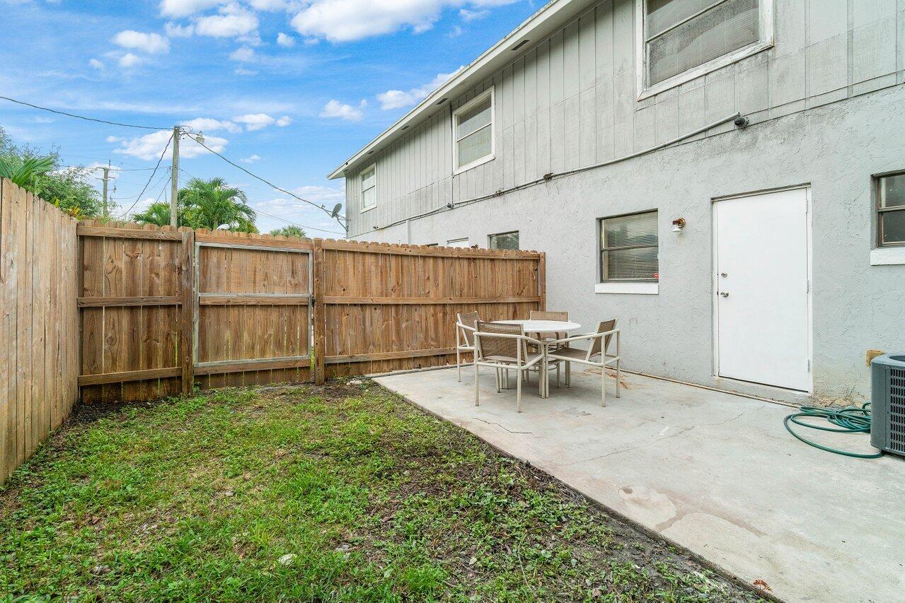 PALM BEACH FARMS CO 7 - Residential Lease