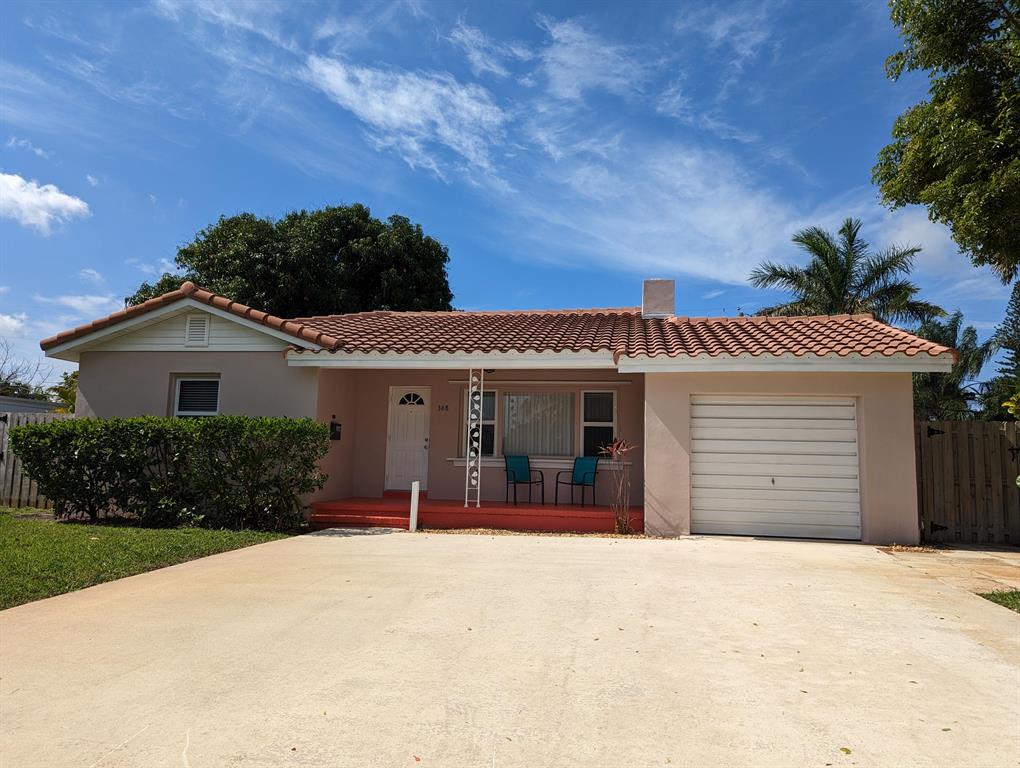 Very nice 2 bedroom, 1 bathroom single family home with huge fenced private back yard and plenty of parking. Recently cleaned and freshly painted. Easy access to both downtown WPB and downtown Lake Worth.