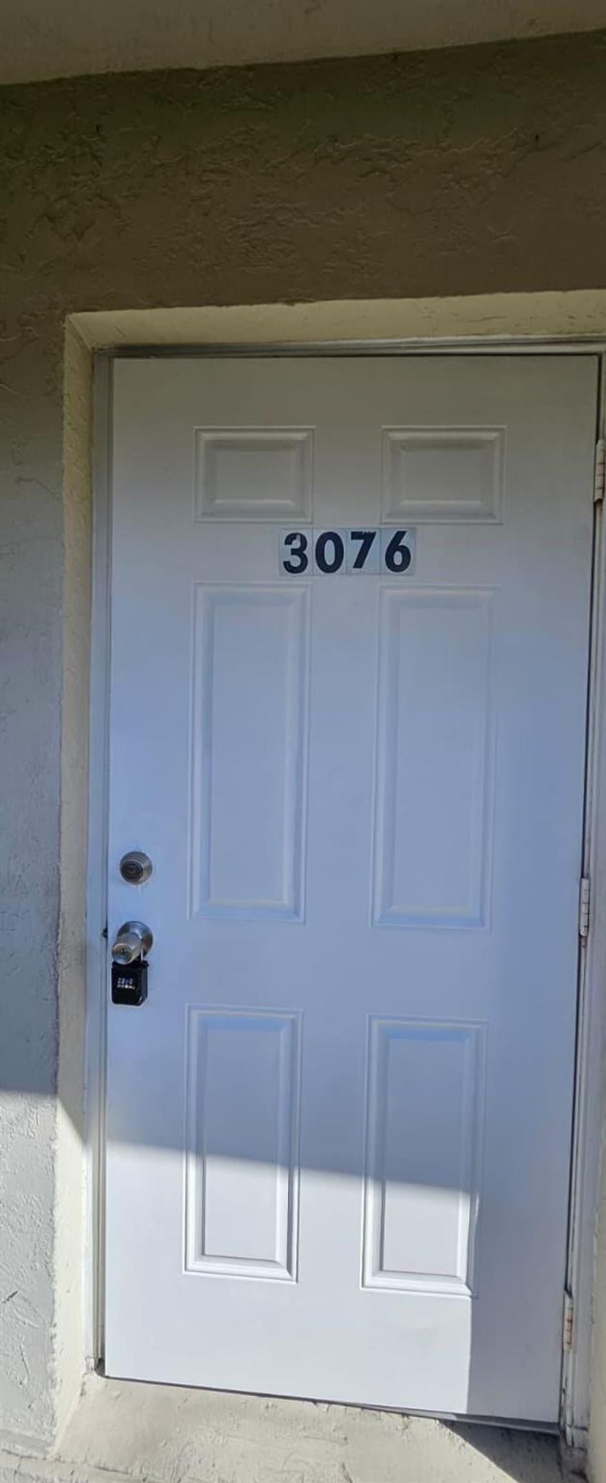 Cozy move in ready 2 bedroom 1 bath unit! Freshly painted, close to shopping, schools and more!!