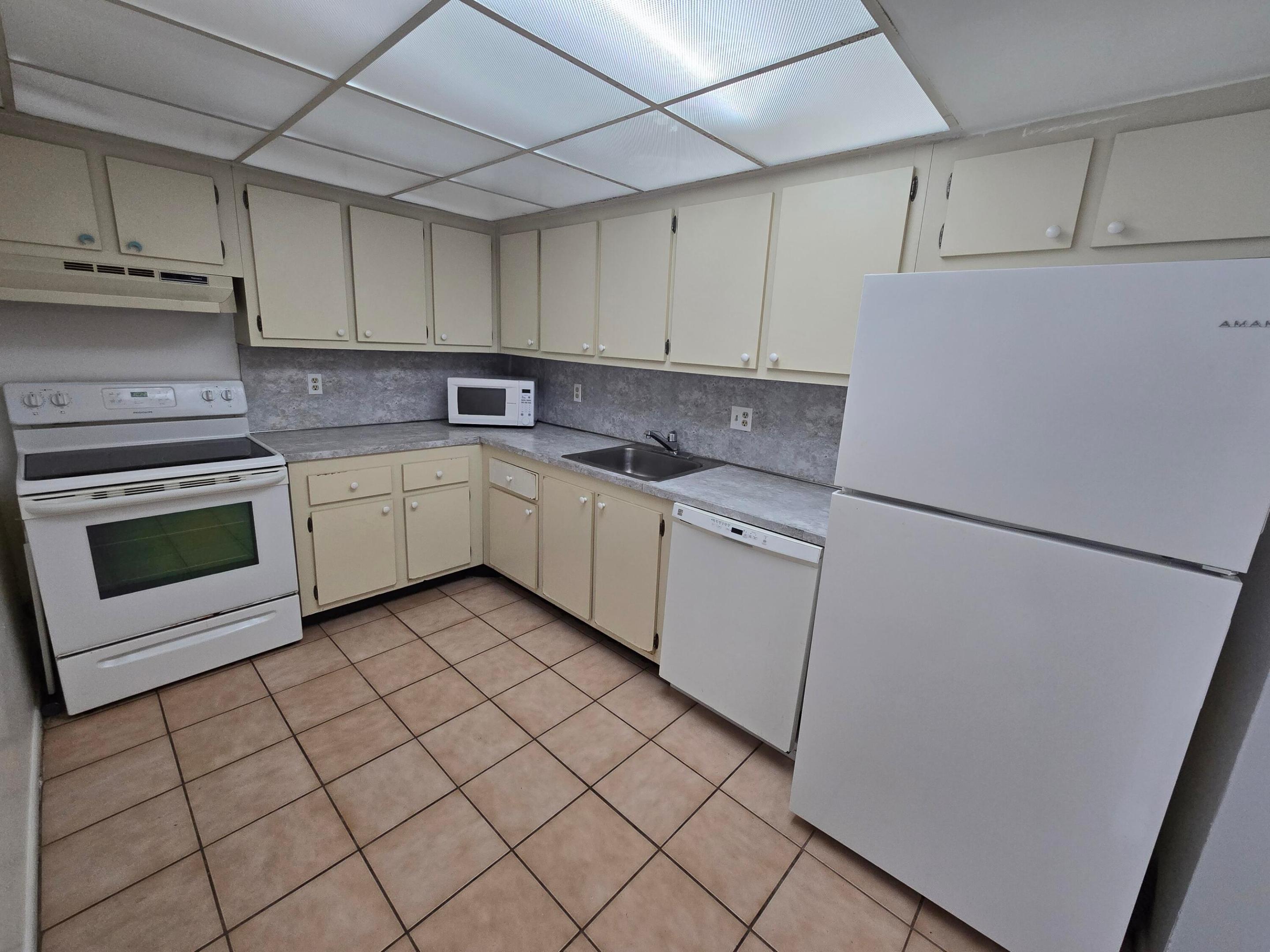 GATE THREE CONDO - Residential