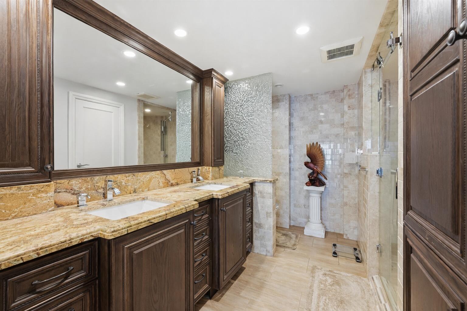 PLAZA EAST - Residential