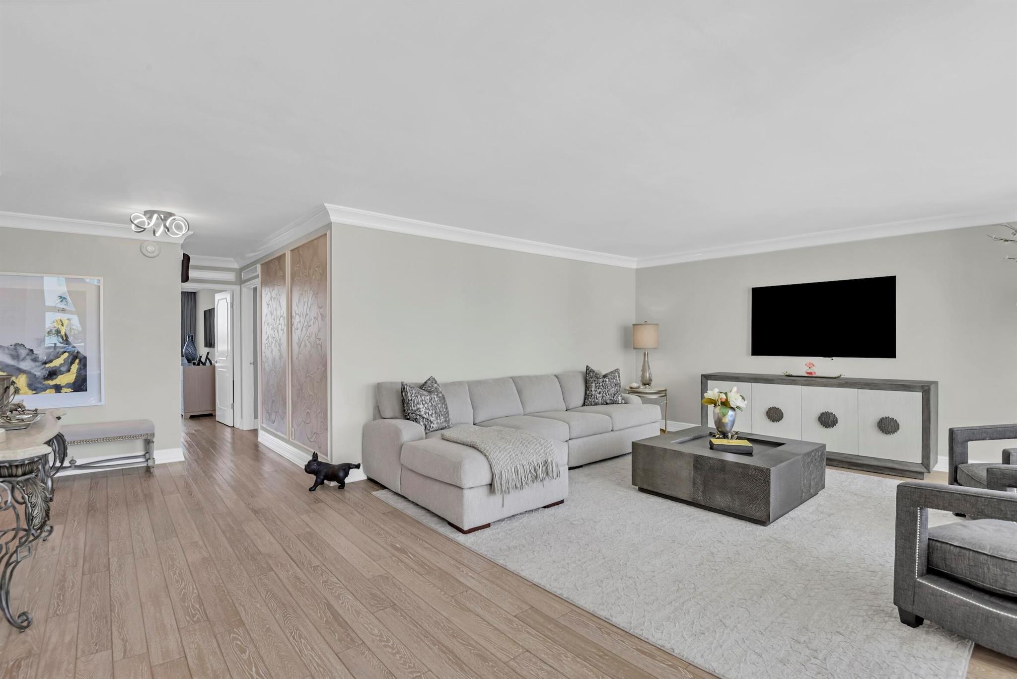 WHITEHALL CONDOMINIUM 32-47-43, SLY 100 FT OF GOV - Residential