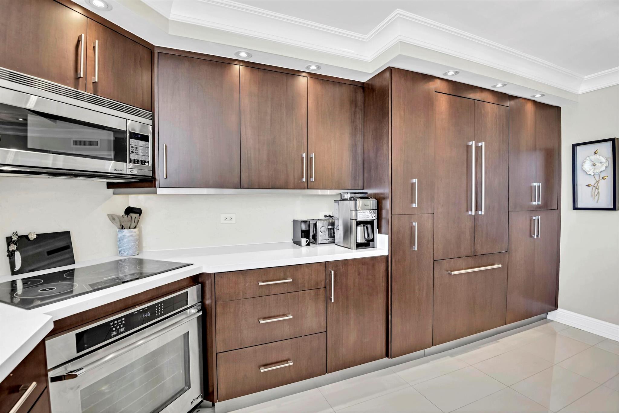 WHITEHALL CONDOMINIUM 32-47-43, SLY 100 FT OF GOV - Residential