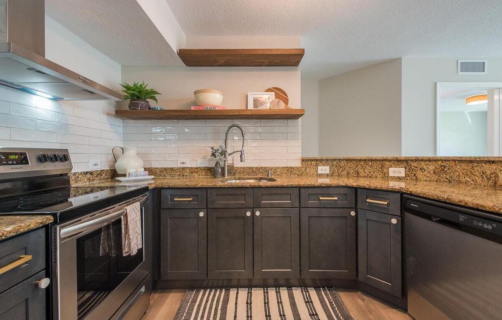 Photo of 101 Villa Circle, Boynton Beach, FL 33435 (MLS # R11091848)