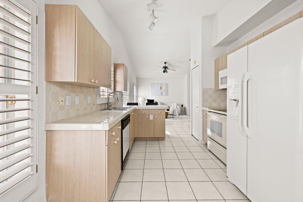 HEFTLER HOMES AT PEMBROKE SHORES - Residential