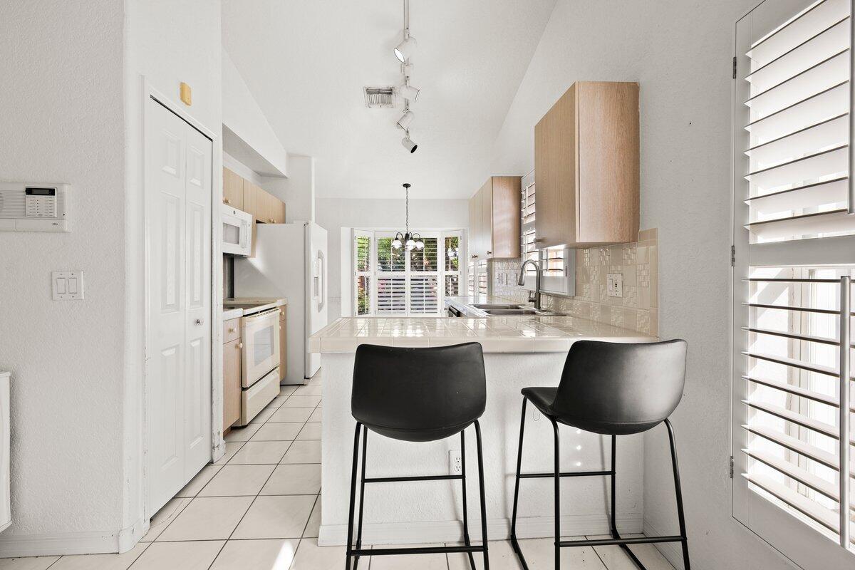 HEFTLER HOMES AT PEMBROKE SHORES - Residential