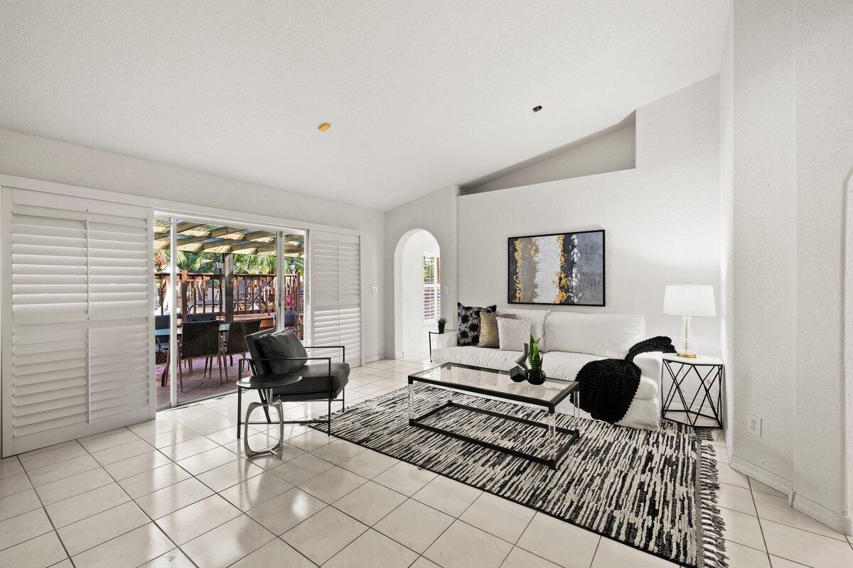 363 SW 161st Avenue, Pembroke Pines, FL, 33027/$699,000 3 363 SW 161st Avenue