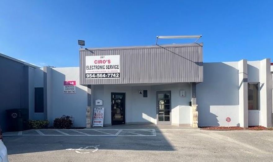 Approximately 1,005 SF of versatile commercial space in a prime, high-traffic area. Incluides private office, restroom, and expansive open layout ready for build-outPrefect for retail, office, showroom, or professional services.  Excellent frontage and accessibilitymake this an ideal opportunity to establish or expand your business.