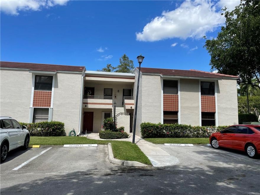 Great 3 bedroom 2 bath condo located in the heart of Central Park, Plantation. Ground floor unit! Ceramic tile and laminate. No carpet. Upgraded eat in kitchen with granite counter tops. Split bedroom plan. Formal living and dining room. Screened patio overlooking lake view. Very private. Owner will consider a small pet (Under 20 pounds as per association) with pet deposit. Call today! Will not last.