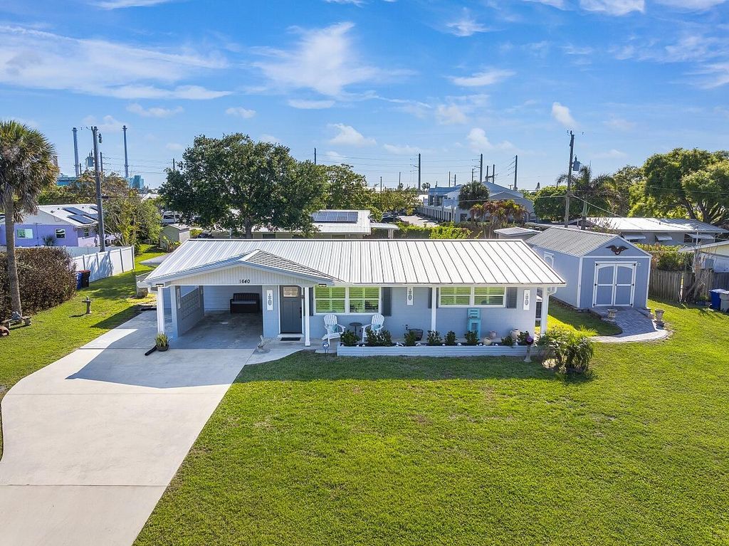 Photo of 1640 4th Avenue, Vero Beach, FL 32960 (MLS # B26009490)