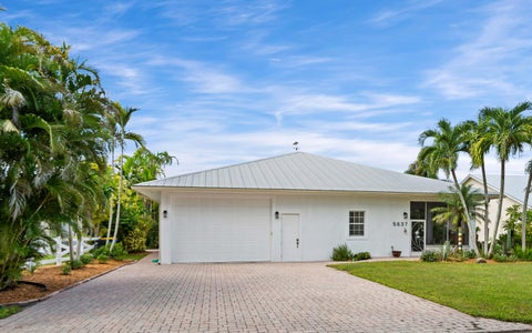 Photo of 5637 SE MAJOR Way, Stuart, FL 34997 (MLS # B26079141)
