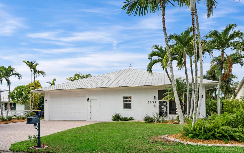 Photo of 5637 SE MAJOR Way, Stuart, FL 34997 (MLS # B26079141)