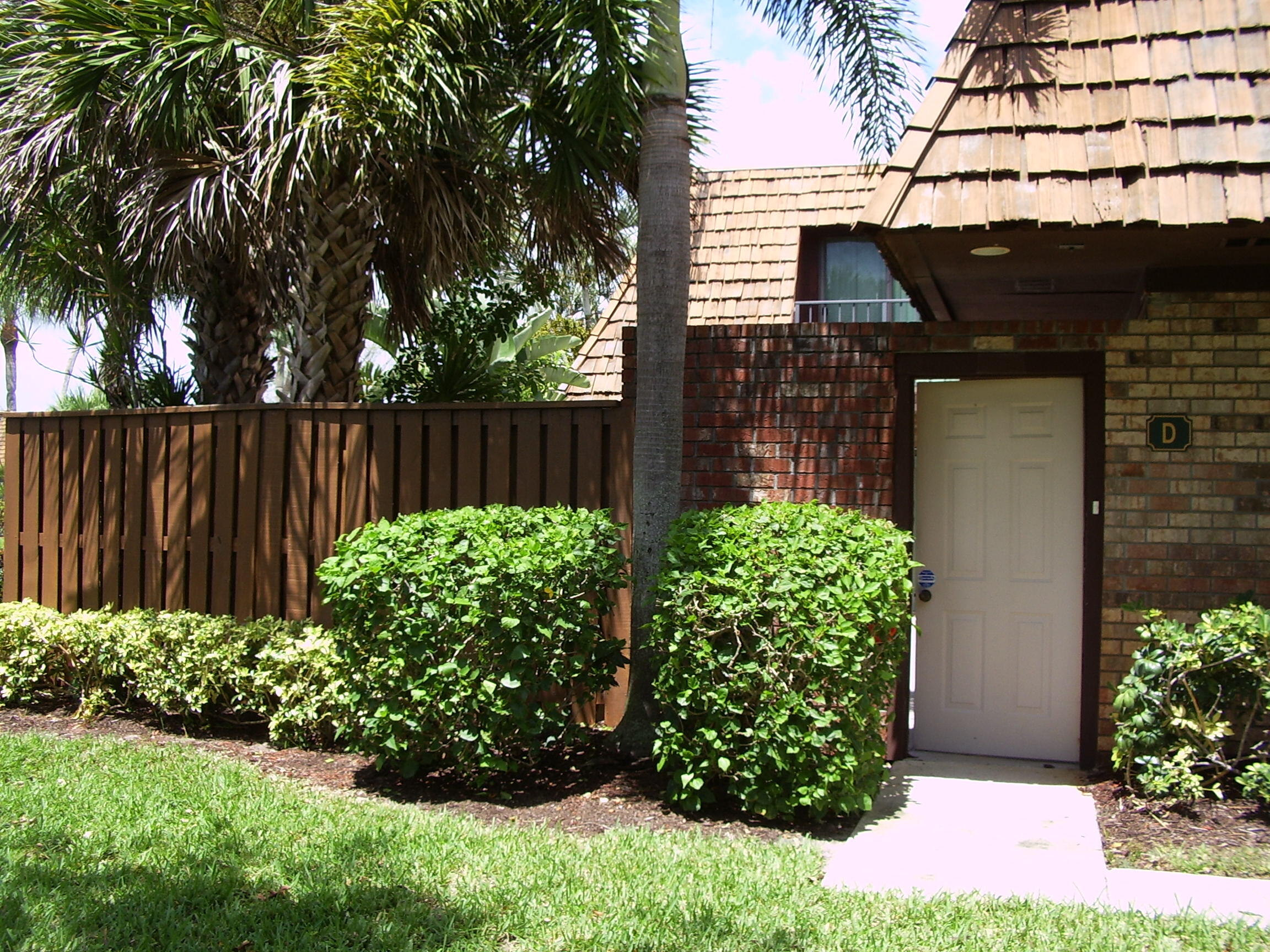 Comfortable unit in popular Jupiter 1 neighborhood. Fenced courtyard with SE exposure perfect for entertaining or just relaxing. Community has heated pool, tennis & pickleball. Pet friendly, close to beach, Riverwalk, restaurants, shopping. Offered for F/M/A 2023.