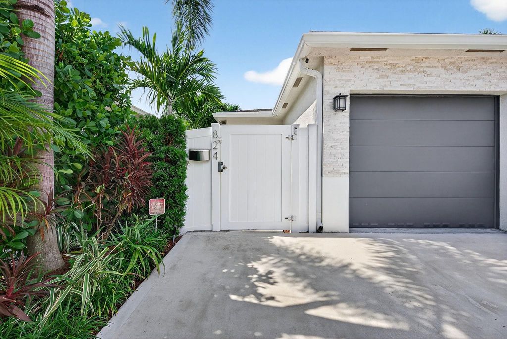 Photo of 824 NE 14th Court, Fort Lauderdale, FL 33304 (MLS # F10531093)