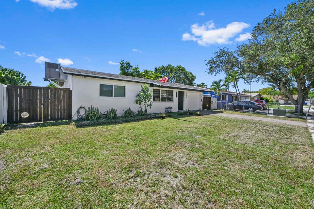 Photo of 1100 N 57TH Terrace, Hollywood, FL 33021 (MLS # B26063810)