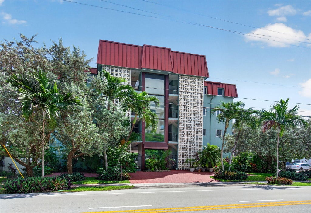 Photo of 180 SE 20th Avenue #403, Deerfield Beach, FL 33441 (MLS # B26081824)