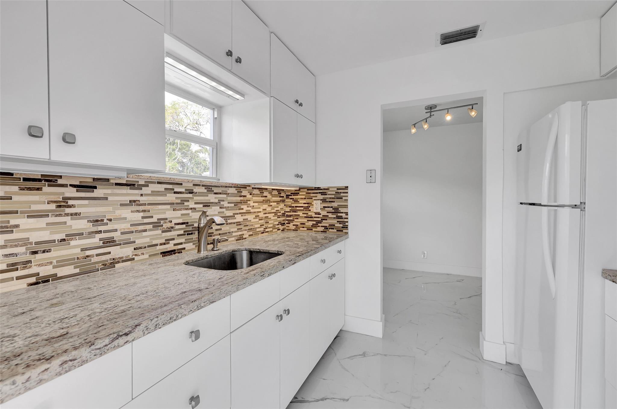HOLLYWOOD TERRACE AMEN PL - Residential Lease