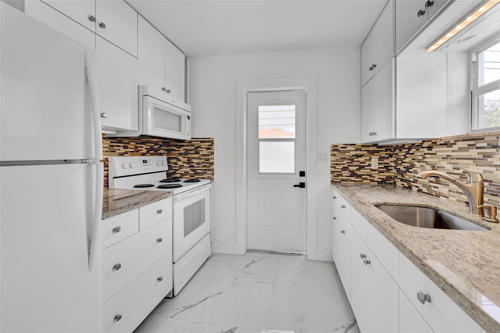 HOLLYWOOD TERRACE AMEN PL - Residential Lease
