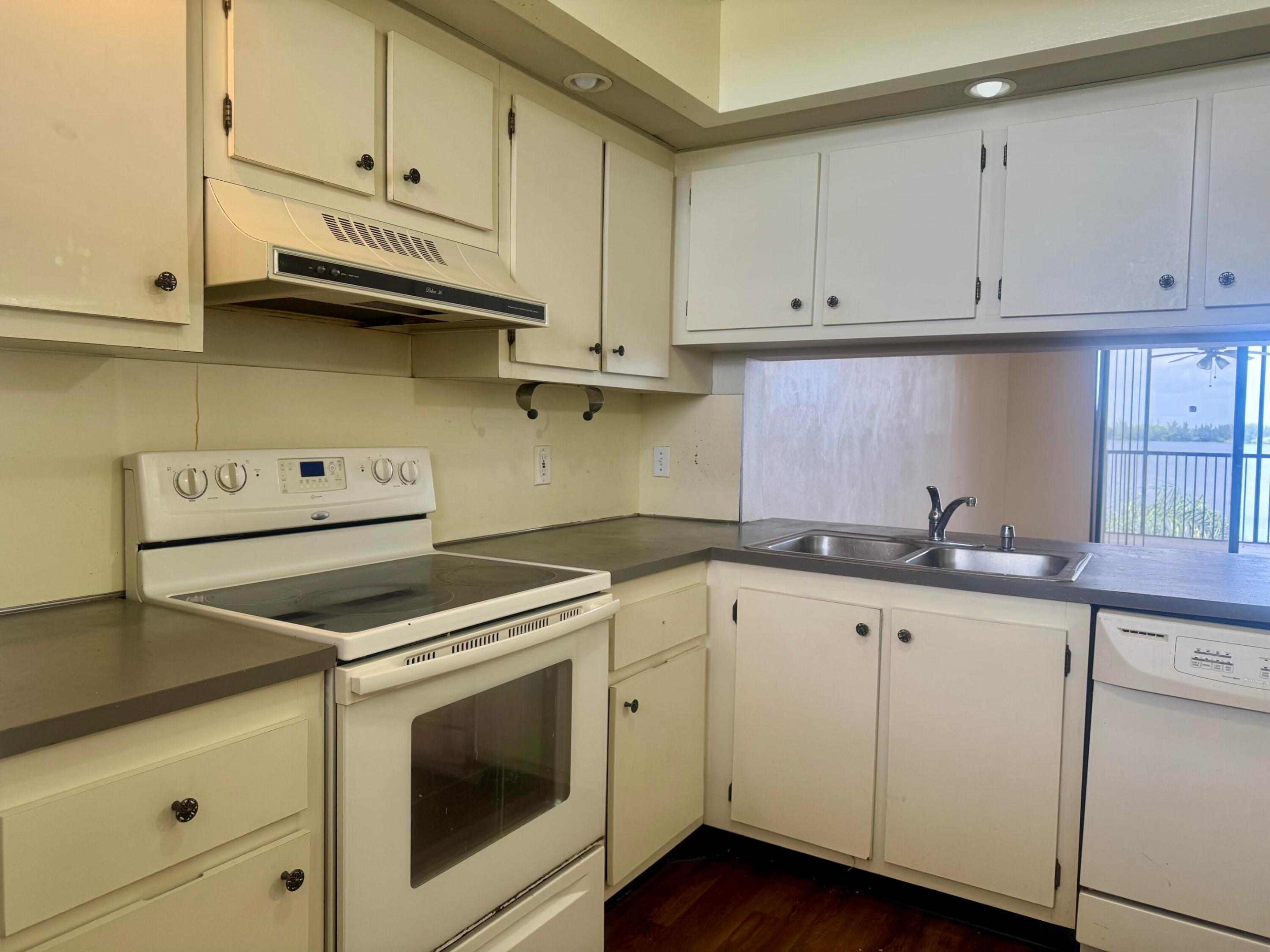 LAKE EMERALD CONDOMINIUM NO ONE - Residential