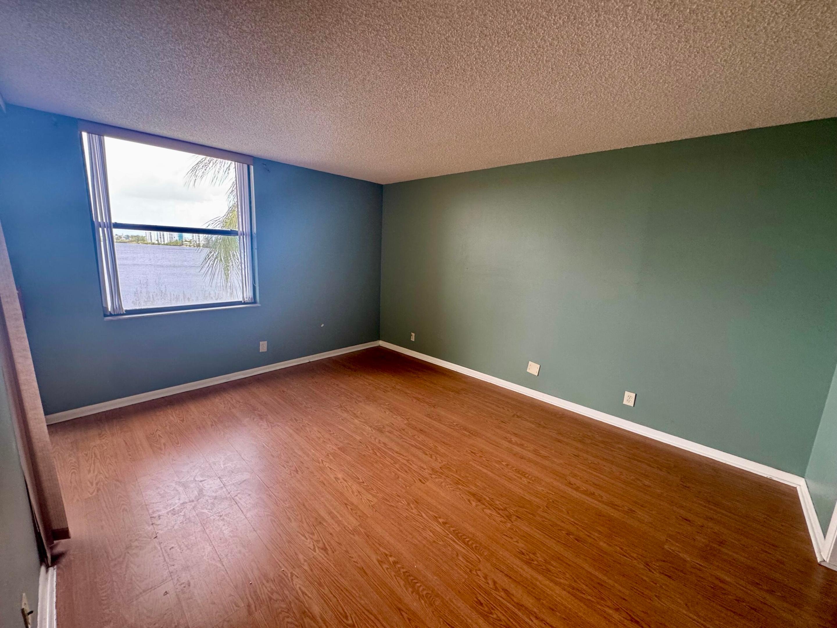 LAKE EMERALD CONDOMINIUM NO ONE - Residential